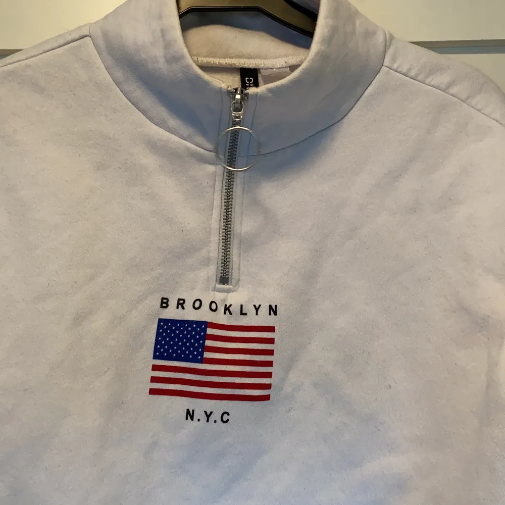 🌸Vit magtröja med ett Brooklyn tryck på framsidan       🌸Dra kedja upp till halsen                                               🌸Från: H&M. Tröjor & Koftor.
