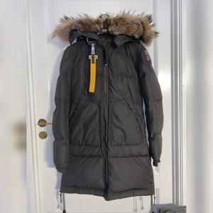 Mörkgrön Parajumper - Det är dax att sälja min unika mörkgröna parajumper! Köpt föra vintern jätte bra skick, och perfekt till den kala vintern som kommer. Den passar bra på en Xs och S. 💚💚