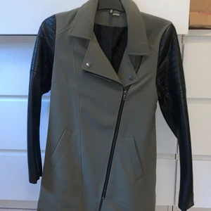 Storlek S (36)  - Gott skick , växt ifrån.