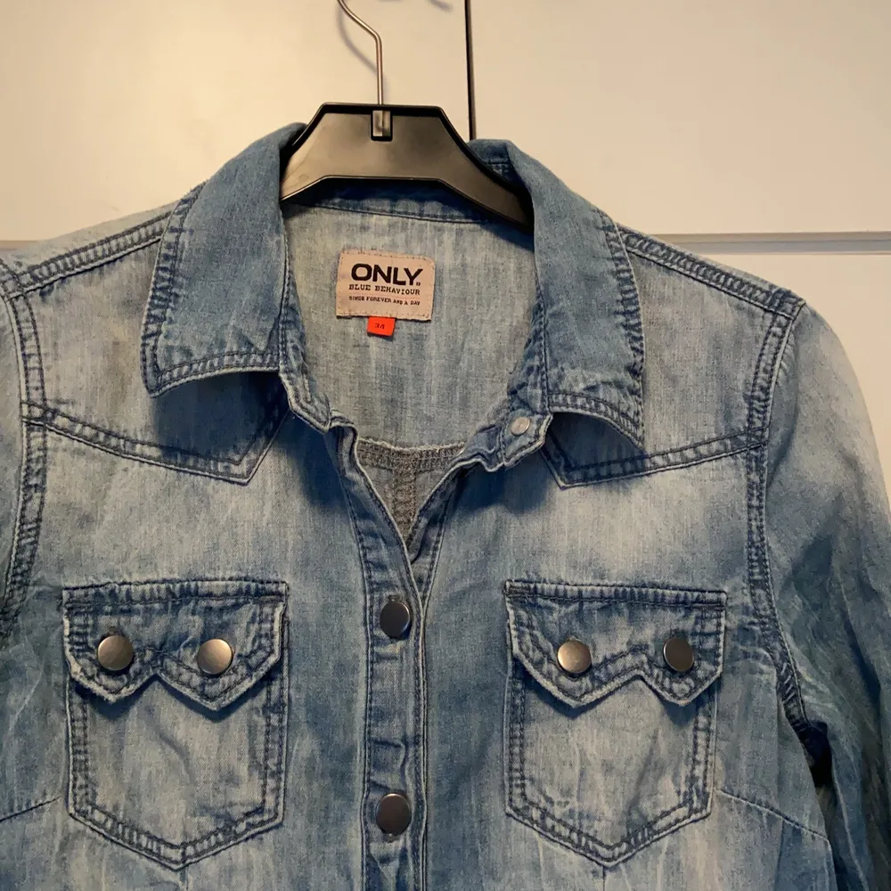 🌸Fin skjorta som ser ut att vara i jeans material            🌸Kommer från Only är i Stl 34 . Skjortor.