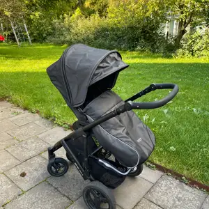 Sällan använd barnvagn som är som ny. I en grå färg som är lättskött. Kommer med regn skydd. Köpte den för ett år sedan. Nu pris 7 000.