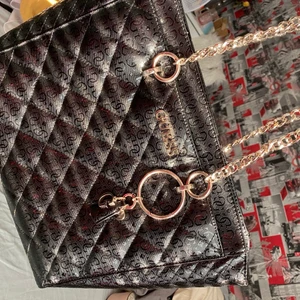 Guess väska - Guess väska, svart. 