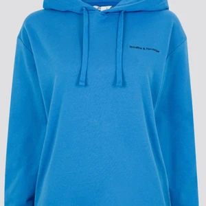 blå hoodie  - säljer även denna matchande hoodie till de förra byxorna jag la ut på. jätte skönt material innuti, endast använd en gång och bara tvättad en gång, hoodien kommer inte till användning längre då jag tycker den passar bättre hos någon annan som kan ha nytta av den. nypris 299:- 