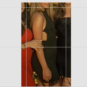 Fransklänning  - Säljer min super fina fransklänning från prettylittlethings. Klänningen är i storlek S och har öppenrygg💗 kontakta mig vid fler bilder & videos!🎀