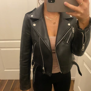 Skinnjacka  - Säljer denna svarta skinnjackan ifrån Zara. Använd ett par gånger men har inte kommit till nån användning. Den är hel och har inga konstigheter på den.