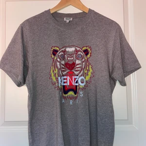Kenzo T-shirt - Storlek M, skick: väldigt bra pris 200kr, nypris 1000kr. Hör gärna av dig 
