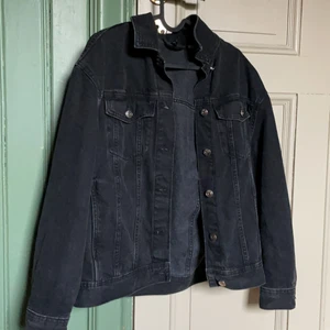HM Jeansjacka storlek XS - Jeansjacka köpt sommaren 2019 på HM. Nästan aldrig använd och är i gott skick! Normal passform med ganska smala armar. Köparen står för frakt!Kolla gärna in mina andra anonser❤️
