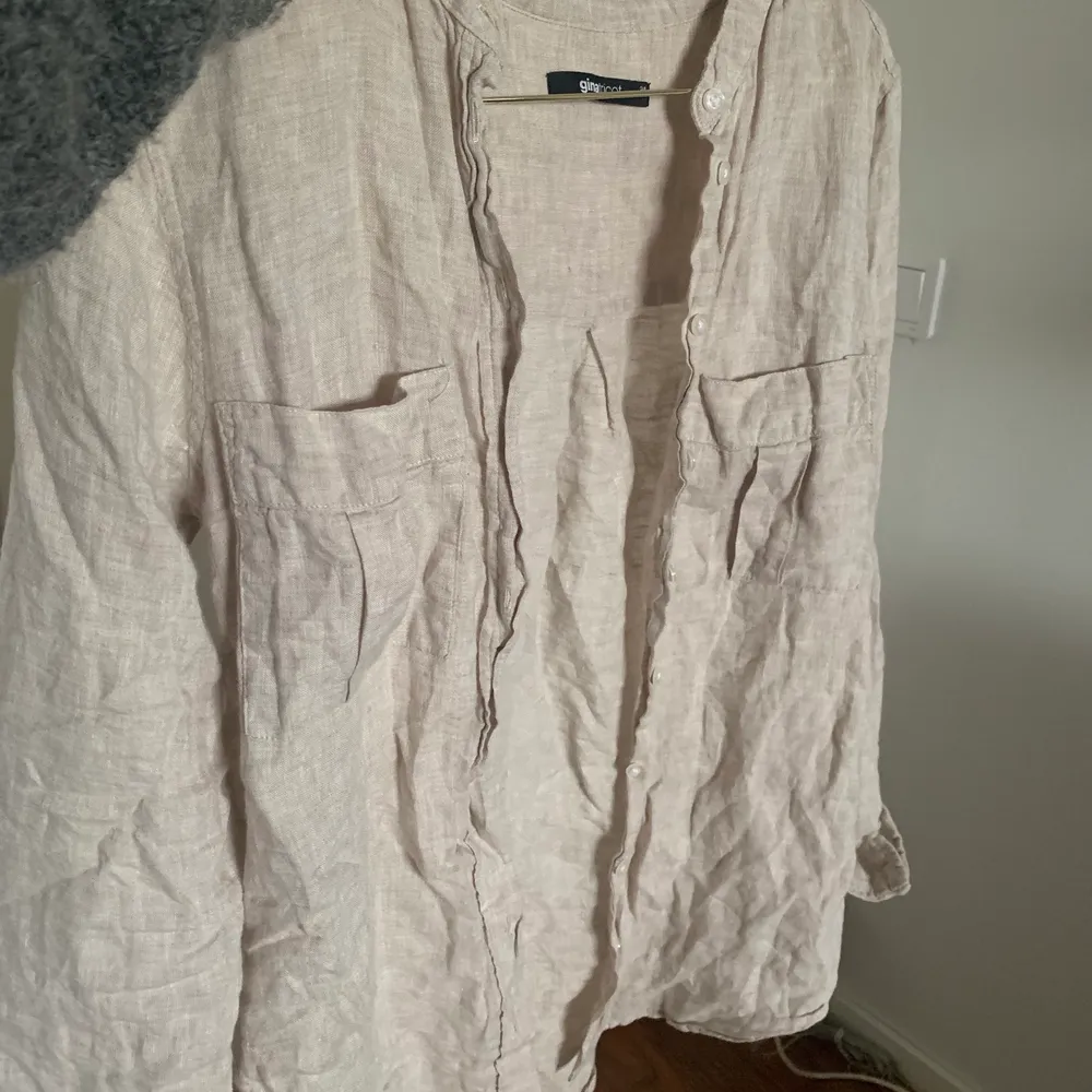 en linne skjorta från ginatricot. jättefin att ha bara så eller med en topp under!!! storlek 34! säljer för 100, frakt tillkommer!💞. Skjortor.
