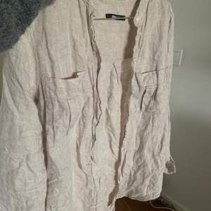 en linne skjorta från ginatricot. jättefin att ha bara så eller med en topp under!!! storlek 34! säljer för 100, frakt tillkommer!💞