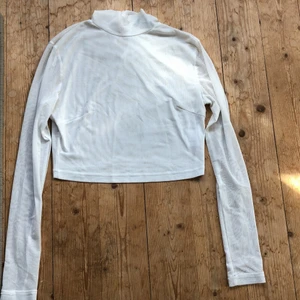 Långärmad Genomskinlig Croptop - En genomskinlig as snygg kort tröja som har används ett fåtal gånger men så gått som ny. Fick den i present så vet inte riktigt vart den är ifrån. Står strl 10 men passar xs-s