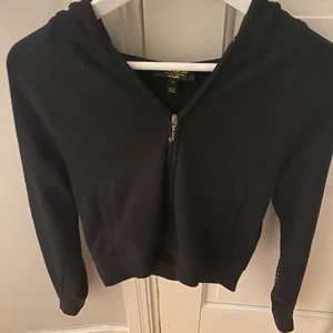 Juicy couture  - Unik juicy tröja med nitar på armarna. Köpt på Jackie för ca 1 år sedan för 2600 och knappt använd. Köparen står för frakten 