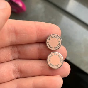 örhängen  - örhängen från marc jakobs, i rosa och silver! original ploppen bakom 1 av örhänget saknas