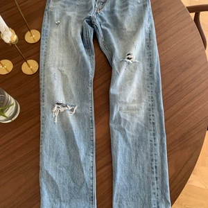 Levis jeans  - Medelhög midja. Super snygga. Lite för små för mig tyvärr. 