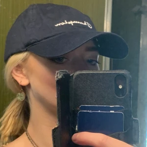 Champion-keps - Mörkblå champion-keps, en kan reglera storleken. Är från 80-tal. 