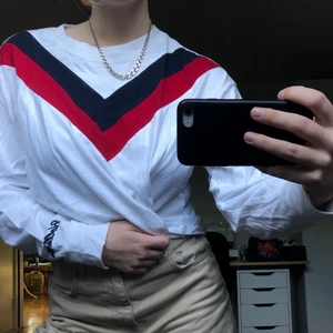 Långärmad T-shirt  - Vit långärmad T-shirt från Holister med blå och röda linjer. 