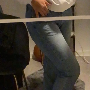 Filippa K jeans - skit snygga jeans, knappt använda, jätte fint skick säljer på grund utav att de ej används eftersom jag skulle vilja ha de lite baggier. Skulle sitta baggy på xs-liten s men även väldigt fint (lite mer fitted) på en s-m. Lite stora i midjan men inget som inte kan fixas med elastiskt band. ⚠️‼️Obs Själv har jag oftast M i byxor‼️⚠️