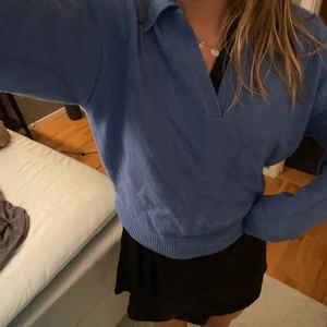Blå zara tröja - Säljer mina blåa stickade zara tröja, helt slutsåld överallt. Knappt använd och i nyskick! Frakt tillkommer !