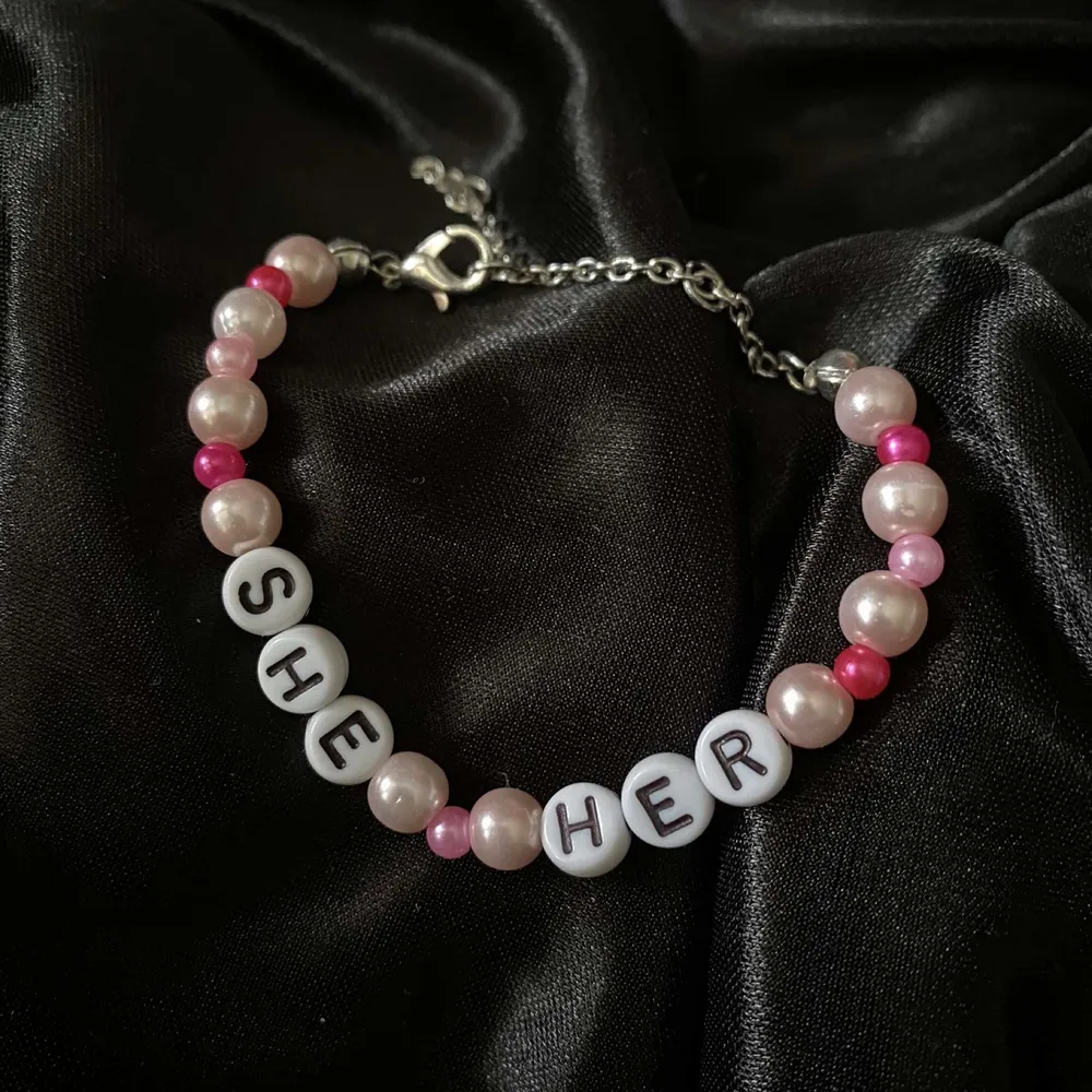 🌈25kr  🌈dm us if you are interested 💕  🌈the beads, pearls and are all bought secondhand ❤️   🌈NOT REAL SILVER🤍   . Accessoarer.