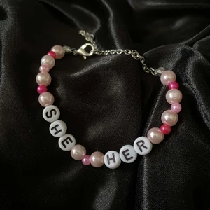 Bracelet she/her 💖 - 🌈25kr  🌈dm us if you are interested 💕  🌈the beads, pearls and are all bought secondhand ❤️   🌈NOT REAL SILVER🤍   