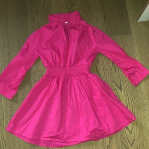 Klänning storlek S - Helt oanvänd ljuvlig klänning som jag säljer då jag råkade köpa fel storlek, underbar färg och toppen kvalitet, passar perfekt för kommande sommar