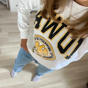 Collegetröja  - Säljer denna superfina collegetröja då den inte kommer till användning och är i superbra skick 💛💜. Köparen står för frakten 💞