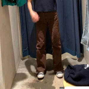 Bruna jeans - Säljer dessa jätte fina bruna jeans från pull and bear. Köpt i vintras och då blev de helt slutsålda. De är högmidjade med en slits ner till.