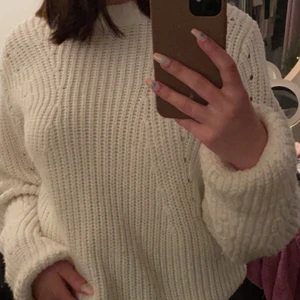 Vit stickad tröja  - Jätte fin stickad tröja från Gina tricot, köpt för något år sedan. Fint skick och bekväm. 