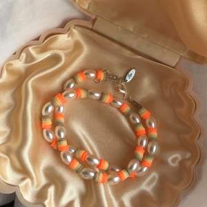 Superfint aprikos/orange/beige handgjort halsband med vita pärlor. Livar upp vilken outfit som helst! Förslutning bak i silverfärg med tre ringöglor för justering. Halsbandet är ca 40 cm på innersta ringöglan. Begränsat antal 🧡🧡🧡