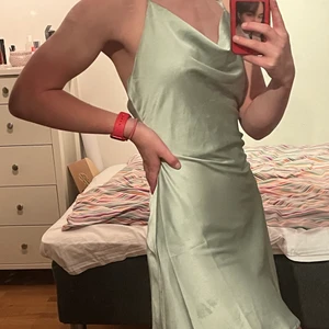 Klänning från yesstyle - Köpte denna klänningen från yesstyle och har aldrig använt den, prislapp sitter fortfarande kvar! Urringningen passade inte riktigt mig personligen. Den är så himla fin och passar perfekt till fester och liknande🥰🧸 Frakt ingår inte i priset <3