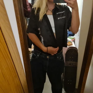 Svart "silkes" skjorta  - Helt ny