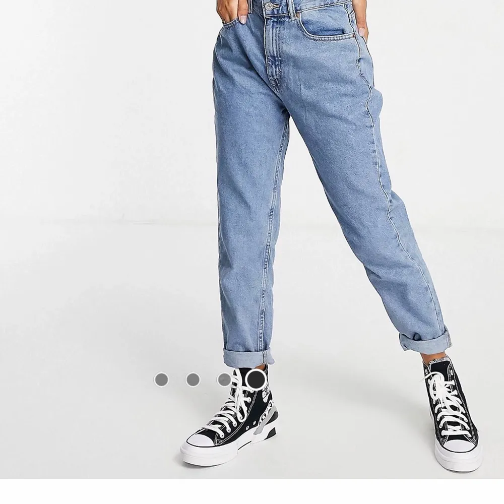 Blåa mom jeans från pull&bear. Endast testade och tvättade en gång. Storlek 38. Originalpris: 279kr.. Jeans & Byxor.