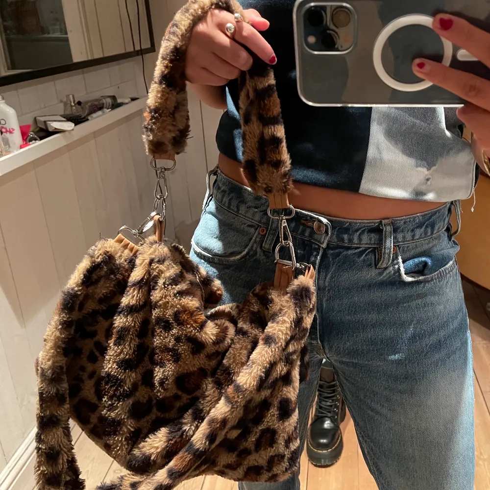 Säljer denna sjukt snygga och gulliga leopardväskan från shein! Så fin och man får plats med det mesta😁✌🏼 kan mötas upp i Stockholm eller frakta💕💖❤️‍🔥. Väskor.