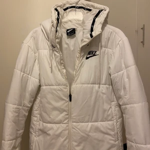 Vit vadderad Nike jacka i strl S/M - Haft i ett år men knappt använt då den är stor på mig. Jag när strl Xs men jackan passar strl S/M. Köpt på rea för 699kr men ordinarie pris är 977kr. 