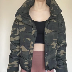 Puffer jacka - Snygg pufferjacka från primark (därav priset)! Jättefin och varm i kortare modell. Skriv för fler bilder