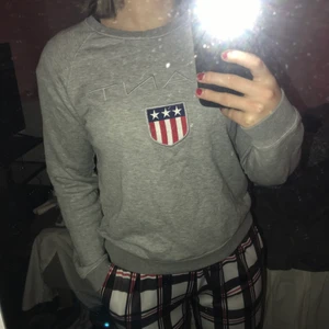 GANT sweatshirt strl S - Grå GANT sweatshirt i storlek S. Nypris ca 1099kr och använd otroligt få gånger. Mycket fint skick.