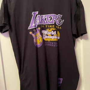 Lakers Graphic Tee - Säljer min Lakers t-shirt i bra skick, använd cirka 4 gånger. Inköpt för 450 kr. Storleken är XL men passar M och L om man letar efter en oversized passform.