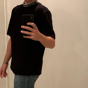 Acne tröja - Säljer min acne t shirt köpt 2019 på nk. 9,5/10 skick nästan aldrig pga den har inte passat bra på mig
