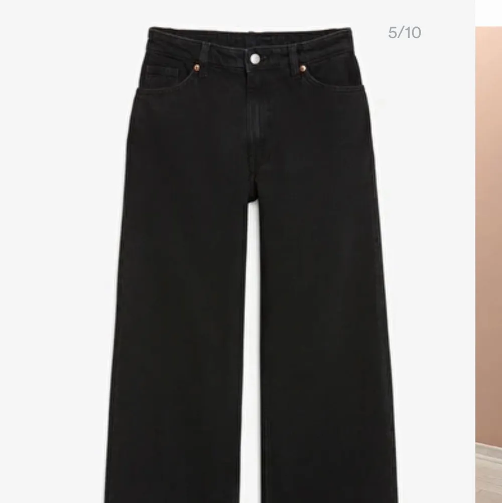 Svarta jeans från Monki i modellen ”Yoko” storlek 32/34 (xs). Nypris 400kr, säljer pga de är för små💞💞 . Farkut & Housut.