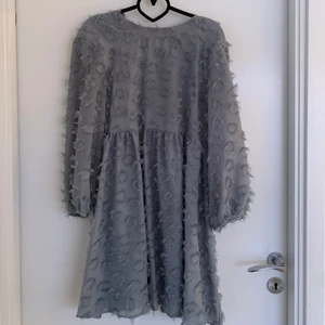 Klänning - Kort söt klänning från zara med broderideraljer. Använd men i riktigt bra skick. Köpt på zara för lite mer än ett år sen så finns nog inte kvar att köpa. Skriv privat för fler bilder❣️