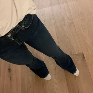 Zara jeans - zara jeans som är utsvängda och väldigt stretchiga o sköna 💋 