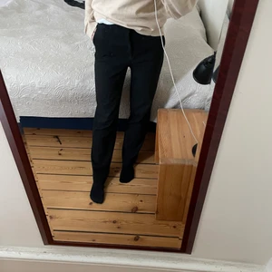 Kostymbyxor zara - Säljer mina kostymbyxor från Zara, de är helt svarta och har en liten skits baktill vid hälen. Felfria! Jag är 173 cm. Köptes för 499 i somras