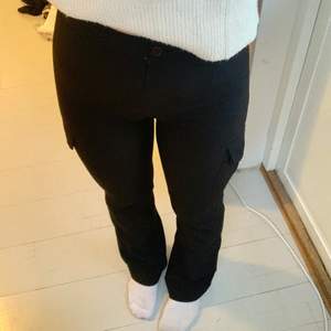 Svarta byxor med coola fickor på sidorna, har länge varit ett par favoritbyxor då de sitter väldigt bra! 