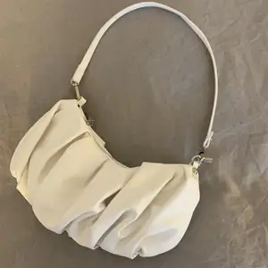 En vit skinn väska som aldirg är använd då den inte passar min stil men skitsnygg överlag, köparen står för frakten puss 💖 ( jätte rymlig väska ) 