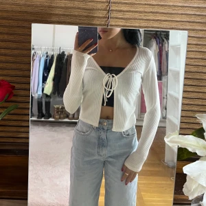 Kofta - Jätte fin knyt kofta, använt ca 5 gånger ny skick, från hm köparen står för frakten❤️ ny pris 149kr