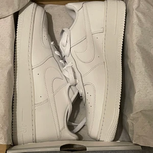 NIKE AIR FORCE - helt nya - aldrig använda!! Säljer pga de har ej kommit till användning. Kom med bud!!❤️ OBS: skorna är kvar tills de ståld SÅLT ❤️