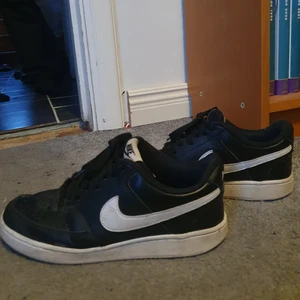 Nike - Jag säljer ett par nike air skor, lite trasiga vid hälen men går bra att använda och allt annat är i bra skick.