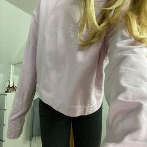 Säljer denna rosa tröja från Acne Studios i storlek S😁