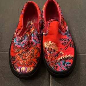 Vans sneakers - Säljer dessa coola special edition Vans i väldigt bra skick! Storlek 36.5 men dem är relativt rymliga så skulle tro att om man är storlek 37 så passar dem. Knappt använda så både sulorna och tyget är i väldigt bra skick. 