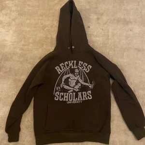Reckless skol arts hoodei  - Säljer min reckless hoodei i brun storlek M den är som ny 