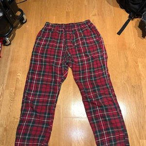 H&M strl M - De är ganska stora på mig men inte överdrivet utan mer att de blir pösiga och lite, lite längre. De är overall bra skick, inga konstigheter. Använt de mest när jag varit hemma. De är väldigt sköna både för att de är lösare och skönt material. Inte använt de på några månader nu och vill inte ha längre. Original priset var 199kr